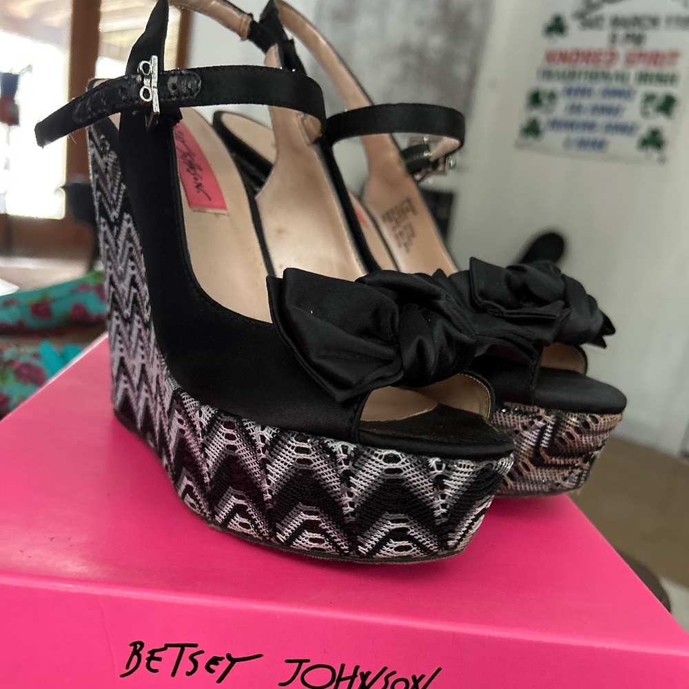 Betsey Johnson Chevron peeptoe wedge heels-size 6.5